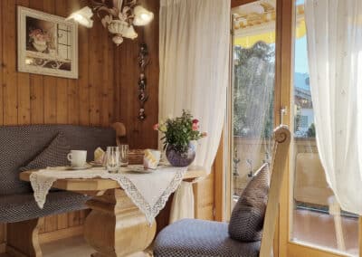 Essecke am Balkonfenster_Ferienwohnung Wetterstein_Haus Alpenzauber_Krün