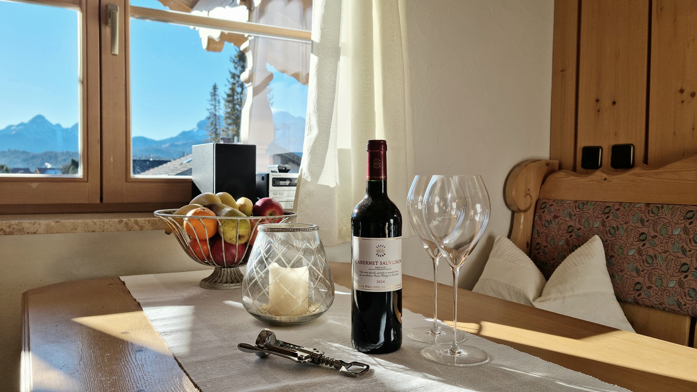 Esstisch mit Wein_Ferienwohnung Karwendel_Haus Alpenzauber_Krün