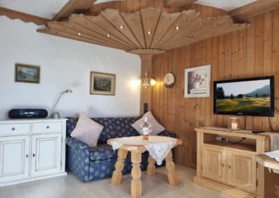 Gemütliche Couchecke zum Fernsehen_Ferienwohnung Wetterstein_Haus Alpenzauber_Krün