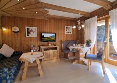 Heller Wohn-Essbereich mit Balkon_Ferienwohnung Wetterstein_Haus Alpenzauber_Krün