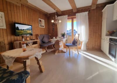Heller Wohn-Essbereich_Ferienwohnung Wetterstein_Haus Alpenzauber_Krün